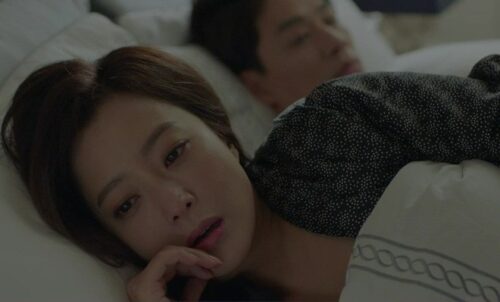 1 giờ sáng giật mình tỉnh giấc vì thấy bóng người, bật đèn lên tôi bật khóc nức nở