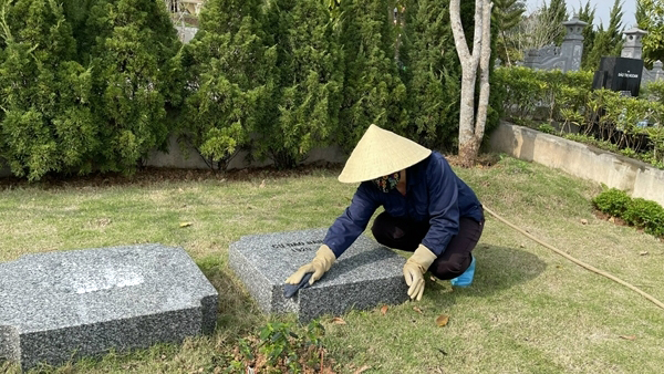 Bố mới mất, có người phụ nữ lạ liên tục đến thắp hương rồi ngồi cả tiếng ở mộ