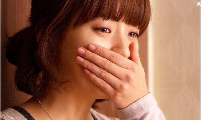 Sau khi chồng mất, tôi tái hôn, nửa đêm thấy đèn sáng trong phòng con trai, mở cửa ra tôi bật khóc