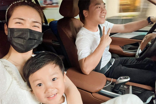 Hòa Minzy bất ngờ lên tiếng sau khi cùng chồng cũ đưa con đi dự lễ khai giảng