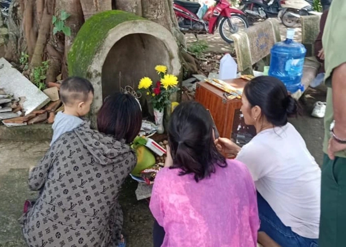 Bắc Giang: Dân làng xôn xao khi “bạch xà” xuất hiện trong đình làng ở Bắc Giang