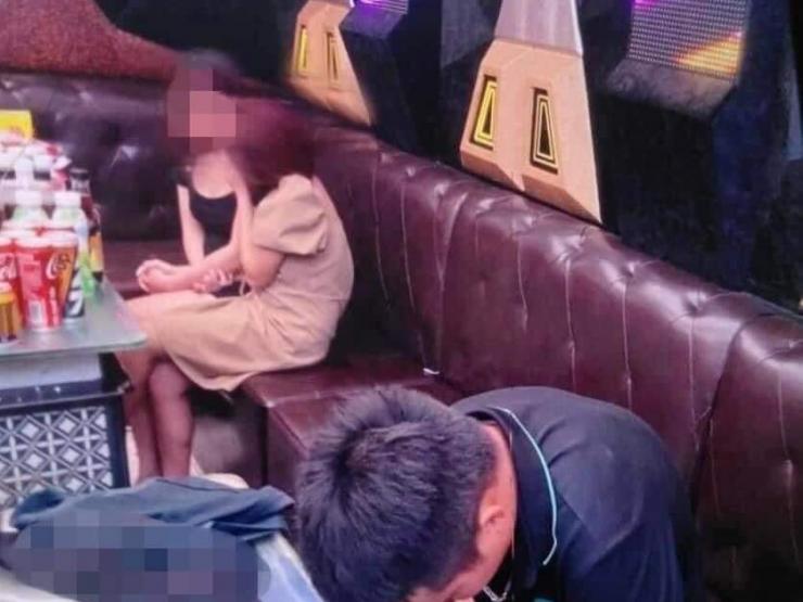 Quán karaoke có chân dài phục vụ “quý ông” từ A đến Á ngay tại phòng hát