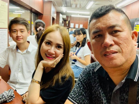 Nam danh hài phải sống nửa năm dưới tầng hầm khi qua Mỹ với vợ, con vào đại học vẫn chưa cưới