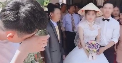 Ngày chồng cũ qua chúc mừng tôi tái hôn, anh lặng lẽ đứng nhìn