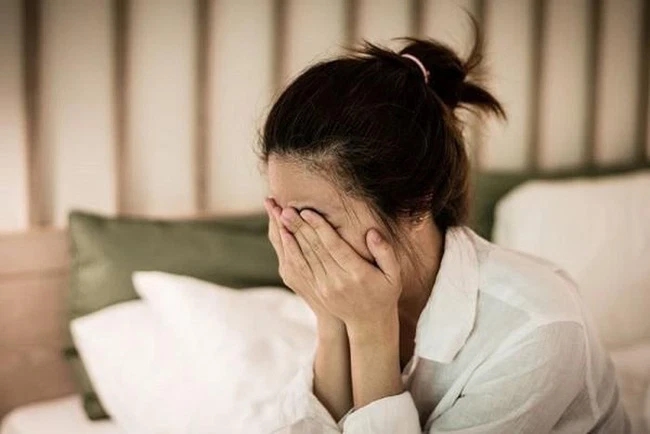 Chị chồng bị mất chiếc nhẫn kim cương đắt tiền liền đòi kiểm tra túi xách của tôi, nhìn thấy thứ bên trong, tôi quyết định ly hôn