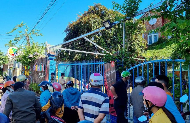 Gia Lai: Nhân viên tá hỏa phát hiện chủ quán cà phê tử vong trong nhà tắm ở tư thế treo cổ