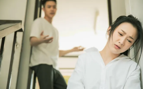 Đêm tân hôn, chồng ép vợ bán hết vàng cưới để làm việc vô lý