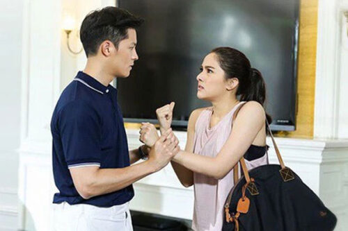 Sinh nhật bố đẻ, tôi lấy hai chai rượu ngon của chồng sang tặng và cái kết không thể ngờ