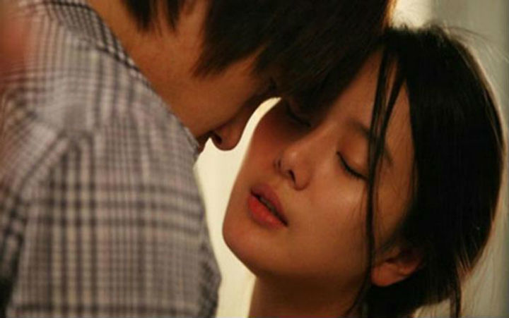 Cô hàng xóm trẻ tốt bụng giúp chồng tôi dùng bữa trưa ngay trong phòng ngủ