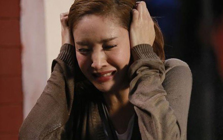 Ngày sinh nhật chồng xách hộp bánh kem vào nhà, mở ra xem tôi giật mình ném thẳng thùng rác