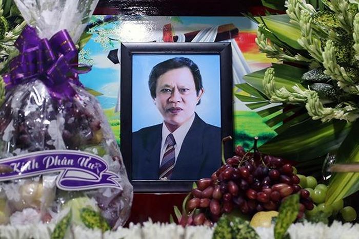 Vua nhạc sến Vinh Sử 3 lần tự “xây mộ” cho mình