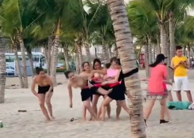 Xuất hiện clip nhóm chị em văng áo ngực để lộ vòng 1 khi chơi team building ở Hạ Long gây xôn xao