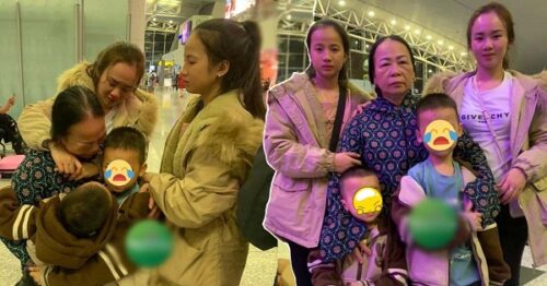 4 “cục vàng” sang Anh với mẹ, bà ôm cháu khóc “lụt” sân bay