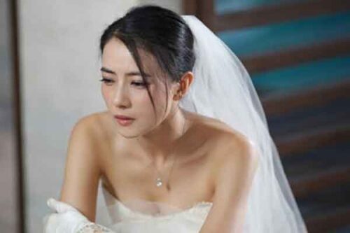 Ngày tôi lấy chồng, chị dâu ôm con tôi ngồi trốn trong phòng