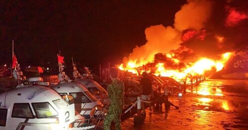 NÓNG: Hàng loạt ca nô bốc cháy dữ dội ở biển Cửa Đại