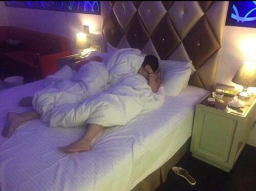 Chồng bắt gặp vợ lên giường với bạn thân, chẳng những không đánh ghen mà còn đưa ra yêu cầu không tưởng