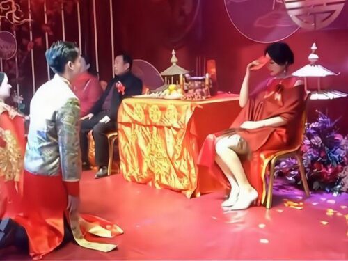 Chú rể phát hiện mẹ vợ là bạn gái cũ, mẹ vợ cúi đầu không dám nhìn mặt con rể