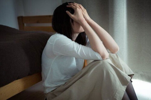 Đề nghị của chồng trong phòng karaoke khiến vợ chết lặng