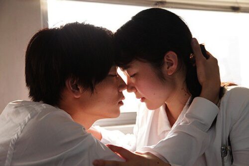 Đến nhà vợ cũ mắc mưa đành ở lại, đêm muộn nhìn khung cảnh, tôi nghẹn lòng xin đoàn tụ