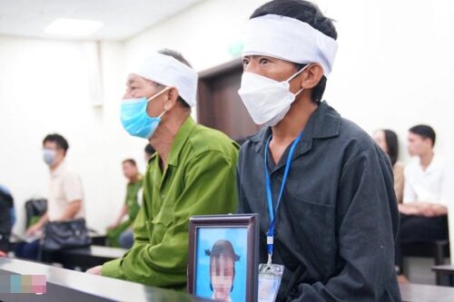 Mẹ bé gái bị đóng đinh vào đầu bật khóc tại tòa