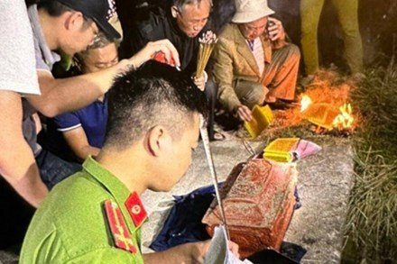 Bắt khẩn cấp kẻ đào mộ, lấy trộm hài cốt đòi chuộc 300 triệu đồng