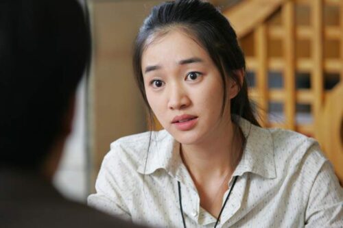 Chưa kịp bóc phong bì cưới mẹ chồng đã thu sạch, hôm sau bà mang cho vợ chồng tôi quyển sổ