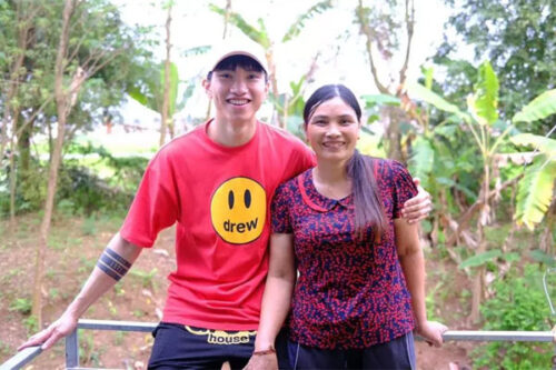 Đoàn Văn Hậu khoe ảnh hiếm bên mẹ, ngoại hình phụ huynh gây sốt