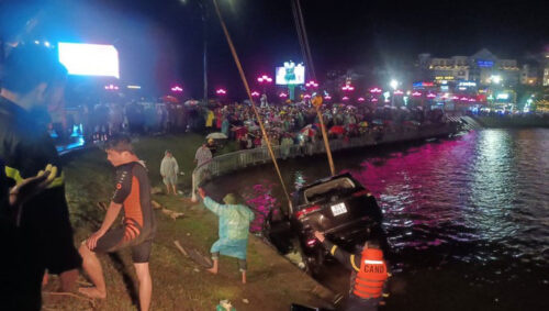 Ô tô lao xuống hồ Xuân Hương, đã tìm thấy 2 thi thể