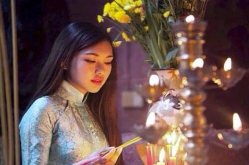 Vừa thắp hương giỗ đầu chồng thì có người đàn ông giống hệt anh bước vào nhà, tôi run rẩy khấn vái thì nghe tiếng thở dài