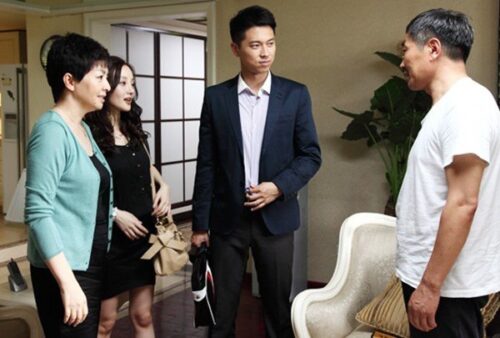 Thấy giày của bà thông gia trước cửa, tôi sững sờ khi biết bí mật của chàng rể ngoan hiền