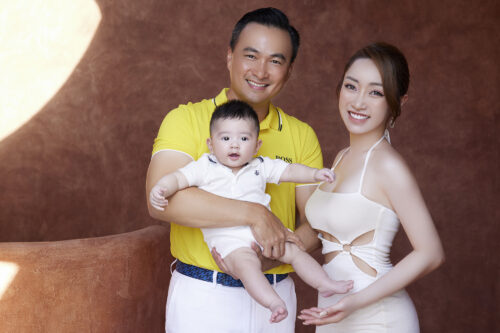 Vợ 3 kém Chi Bảo 16 tuổi đeo nhẫn kim cương 9 tỷ khiến sao Việt trầm trồ