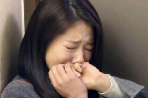 Lén chồng đi nâng mũi, về nhà anh đưa tôi cọc tiền 50 triệu kèm câu đắng lòng