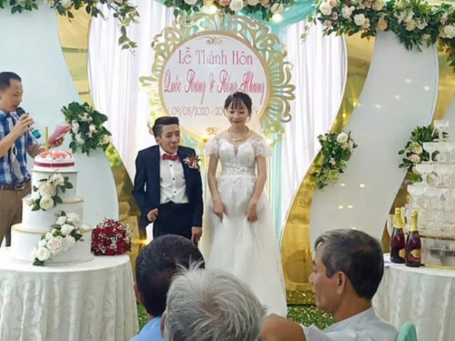 Chàng trai tí hon cưới vợ xinh đẹp, hai năm sau cuộc sống của cặp đôi "đũa lệch" vô cùng viên mãn