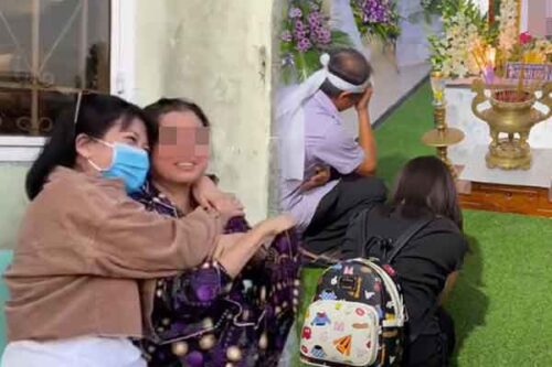 Xót xa chuyến trở về của con gái xa xứ 5 năm: Chỉ còn có thể quỳ sụp, khóc nấc trước di ảnh mẹ mà thôi