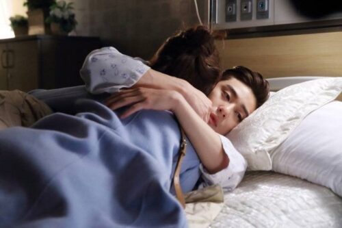 Bị liệt 2 năm vì tai nạn vợ vẫn tận tình chăm sóc, vô tình đọc tin nhắn của vợ tôi nghẹn ngào