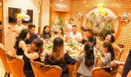 Con rể tương lai là chủ nhà hàng, bố cô gái rủ họ hàng đến ăn miễn phí, bị phản ứng liền tát luôn nhân viên