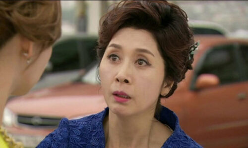 Được mẹ chồng chia cho mảnh đất 5 tỷ, con dâu chưa kịp vui đã phải bật khóc trước một việc bà yêu cầu