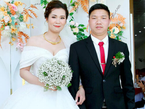 Đám cưới của mẹ đơn thân bán nhà lấy luôn con trai người mua nhà, được bố mẹ chồng yêu thương hết mực