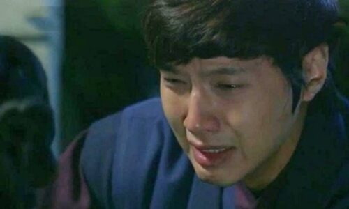 Đi xa 5 năm về thấy chị dâu trói mẹ vào giường, nghe chị giải thích tôi quỳ xuống xin lỗi