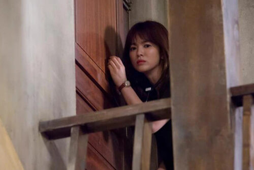 Nửa đêm tỉnh giấc, vợ lén theo chồng ra ban công, giật mình chứng kiến một điều