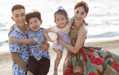 Những mối tình chị em vượt rào cản tuổi tác của sao Việt