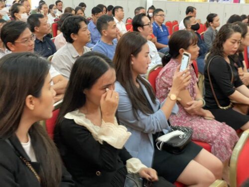 Vụ hàng trăm học sinh trường iSchool Nha Trang nhập viện: Phụ huynh không cầm được nước mắt