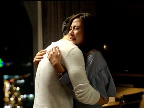 Vợ chồng đoàn tụ sau 1 năm xa cách, nửa đêm quay sang bên cạnh tôi sợ đến ngã khỏi giường