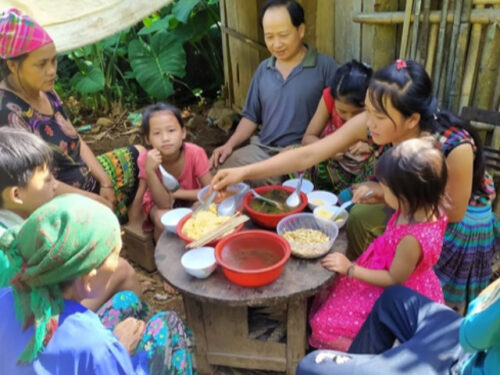 Người đàn ông đông con nhất nhì Việt Nam: Có 20 đứa, bữa cơm đạm bạc lũ trẻ vẫn ngấu nghiến ăn