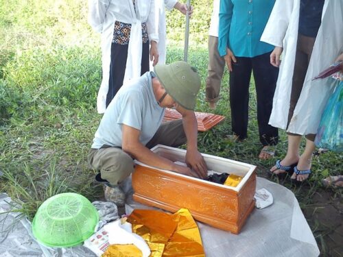 Người đàn ông bốc mộ gặp người phụ nữ đã qua đời 10 năm nhưng vẫn chỉ như đang ngủ