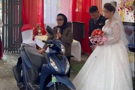 Xúc động bà nội tích cóp tiền tặng xe, vàng cho cháu gái mồ côi làm của hồi môn