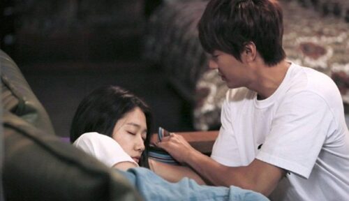 Chăm vợ bị liệt 5 năm, một lần đi làm quên đồ nên về lấy, mở cửa ra tôi đứng không vững