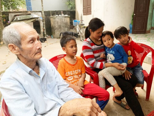 "Cháu gái" 29 tuổi lấy người đàn ông 73 tuổi bất chấp lời dị nghị của dân làng giờ ra sao?