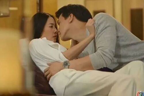 Vì tiền, mẹ ép tôi lấy người hơn 10 tuổi nhưng chỉ sau 2 năm, bà khóc tôi cười