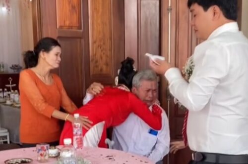 Ôm tạm biệt cha trước khi lên xe hoa về nhà chồng, cô dâu khiến nhiều người nức nở khóc theo